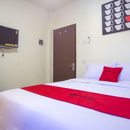 RedDoorz near Taman Kota Ternate Hotel Bagian luar foto