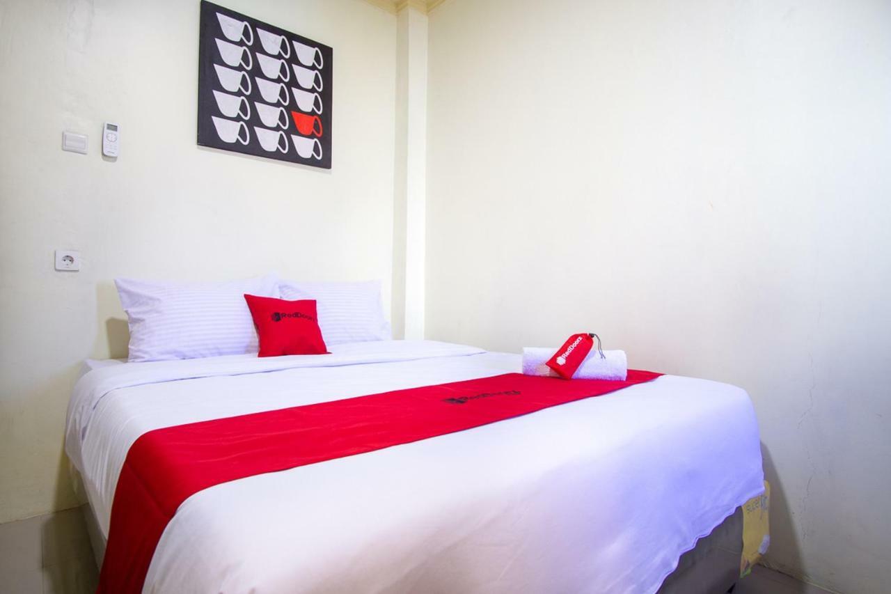 RedDoorz near Taman Kota Ternate Hotel Bagian luar foto