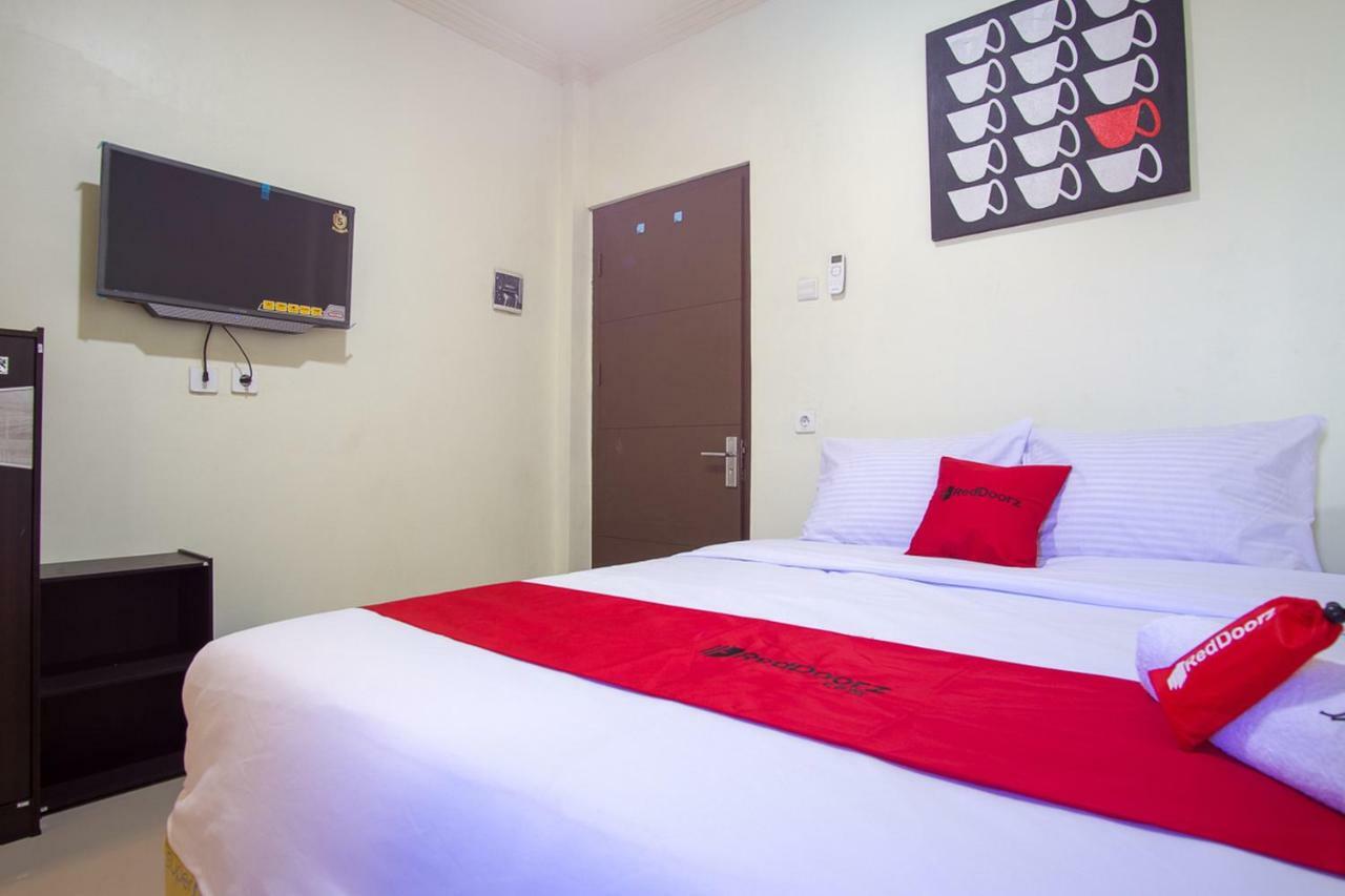 RedDoorz near Taman Kota Ternate Hotel Bagian luar foto